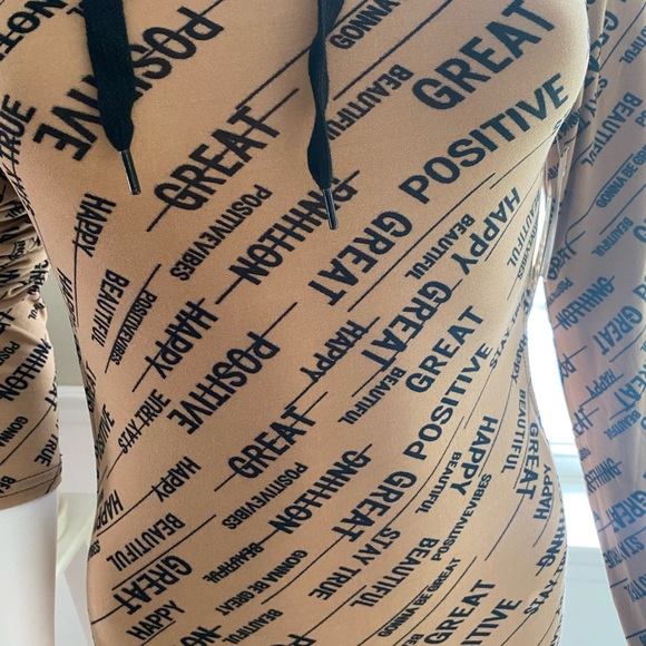 Ruched graphic dress. - Picture 4 of 8